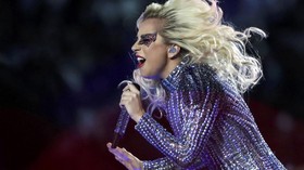 Ambruk, Lady Gaga Batal Konser di Brasil