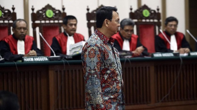 Mantan Ketua MK Mahfud MD mengatakan tak ada aturan yang bisa mempertahankan Ahok dari kursi Gubernur setelah menjadi terdakwa.