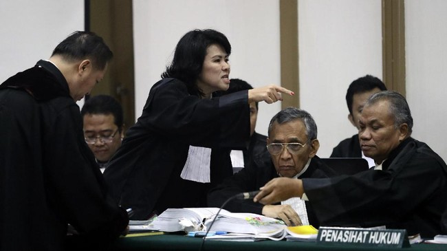 Tim kuasa hukum Ahok menyampaikan keberatan terkait kehadiran anggota Komisi Fatwa Majelis Ulama Indonesia Hamdan Rasyid sebagai saksi ahli.