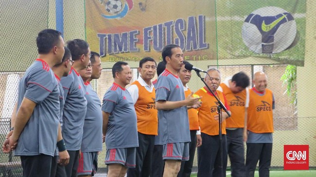 Presiden Jokowi bermain futsal bersama sejumlah Menteri, Kapolri, dan Panglima TNI dalam peringatan Hari Pers Nasional.
