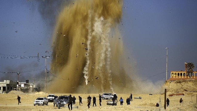 Di tengah ketegangan akibat penembakan jet tempur Israel oleh Suriah, serangan udara lain kembali dilakukan pasukan Tel Aviv, menewaskan militan pro-Assad.