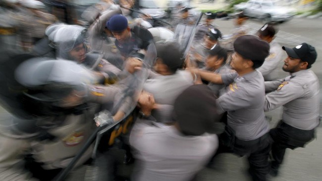 Anggota DPR dari NasDem asal Maluku Utara Ahmad Hattari nyaris diamuk massa karena mengungkit bantuan yang ia berikan di Pemilu 2019 di hadapan jamaah masjid.