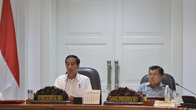 Misalnya, Jokowi menyebutkan, dunia telah mengarah ke layanan digital, sehingga birokrasi pemerintahan harus mengikuti perkembangan.