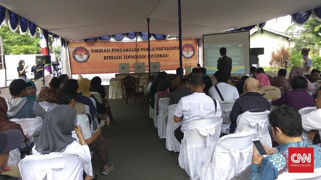 Jika tidak terdaftar dalam daftar pemilih tetap, masyarakat tetap dapat menggunakan hak suaranya menggunakan kartu tanda penduduk (KTP) elektronik.