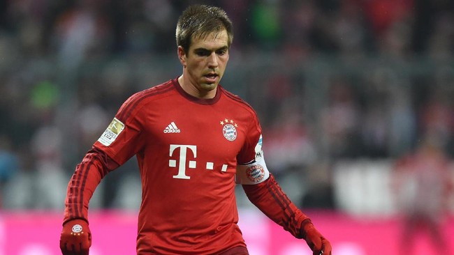 Semula pihak Bayern Munich dan Philipp Lahm sepakat untuk mengumumkan rencana pensiun bek 33 tahun itu bersama-sama. Namun, Lahm mengumumkannya sendiri.