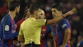 Kartu Merah Serba Pertama Suarez dan Sergi Roberto