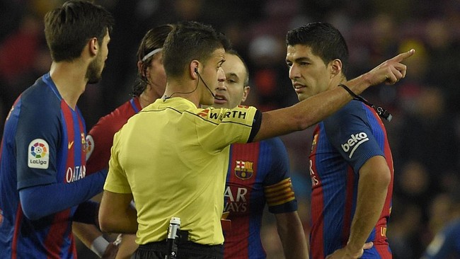 Sergi Roberto untuk kali pertama sepanjang kariernya mendapatkan kartu merah. Sedangkan kartu merah lawan Atletico merupakan yang pertama bagi Suarez.