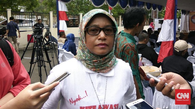 Jam tangan dalam kotak bergambar Agus-Sylvi diduga telah diterima warga di kawasan Jakarta Utara. Bawaslu meminta Panwas mengecek dugaan tersebut.