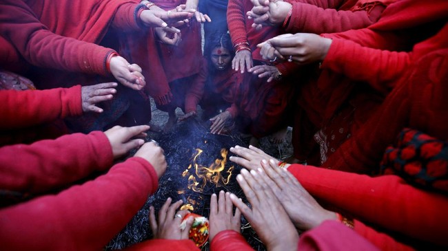 Khusyuk Doa di Kaki Himalaya
