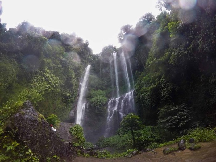 Kalau Beauties ingin menikmati wisata air yang asri, indah, dan memukau jangan lewatkan berkunjung ke air terjun Sekumpul. Air terjun ini disebut-sebut sebagai salah satu air terjun terindah di Bali.