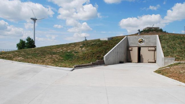 Bunker yang tahan dari serangan nuklir ini juga dilengkapi oleh persenjataan militer yang lengkap untuk melindungi pemiliknya.