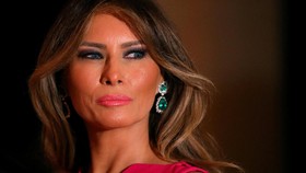 Tepis Tangan, Melania Trump Curi Perhatian Netizen