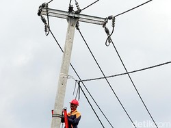 Listrik Padam, Warga Bekasi Curhat Mandi Pakai Air Galon