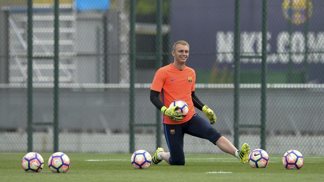 Kiper Barcelona Jasper Cillessen menilai absennya Luis Suarez di final Piala Raja merupakan kesempatan emas bagi Paco Alcacer.