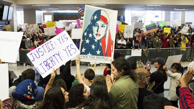 Munira Ahmed tak pernah menyangka gambar wajahnya, mengenakan hijab bercorak bendera Amerika, bisa jadi simbol gerakan protes anti-Trump.