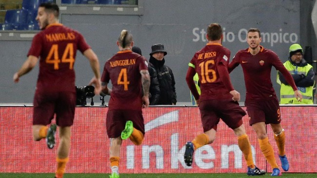 Satu pemain AS Roma yang paling membuat pelatih Olympique Lyon Bruno Genesio khawatir adalah penyerang asal Bosnia, Edin Dzeko.