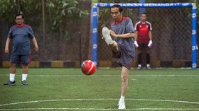 Jokowi Main Bola Bareng Anak Papua, Kebobolan Saat Jadi Kiper