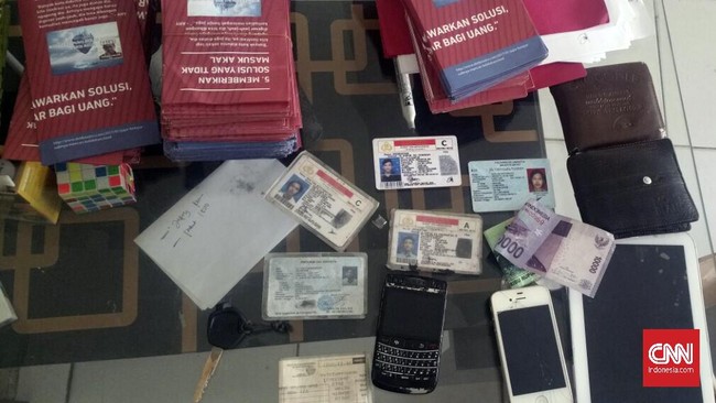 Bawaslu DKI Jakarta menyebut enam orang yang diduga menyebarkan kampanye hitam ditangkap saat sedang membagikan brosur pada Rabu (6/2) malam.