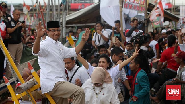 Calon Gubernur DKI Jakarta nomor urut 3, Anies Baswedan berkampanye di kampung nelayan Cilincing, Jakarta Utara, Rabu, 8 Februari 2017. Kampanye yang dihadiri ratusan warga termasuk nelayan mengangkat isu tolak reklamasi teluk Jakarta. CNN Indonesia/Safir Makki