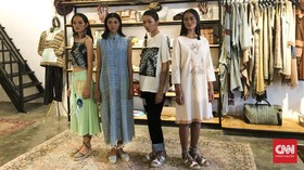 Koleksi Tenun Badui 'Lekat' Dipamerkan di London Fashion Week