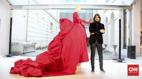 Menikmati Keindahan 'Patung Hidup' Stephane Rolland