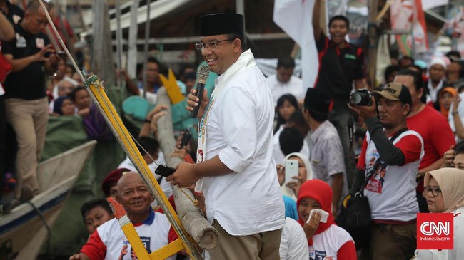 Calon Gubernur DKI Jakarta nomor urut 3, Anies Baswedan berkampanye di kampung nelayan Cilincing, Jakarta Utara, Rabu, 8 Februari 2017. Kampanye yang dihadiri ratusan warga termasuk nelayan mengangkat isu tolak reklamasi teluk Jakarta. CNN Indonesia/Safir Makki