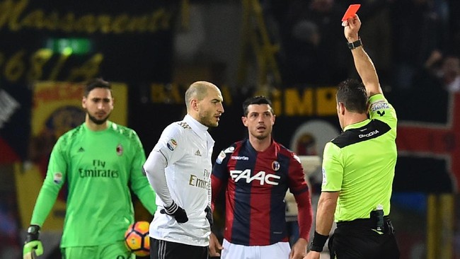 AC Milan meraih kemenangan atas Bologna dengan hanya sembilan pemain di lapangan setelah Gabriel Paletta dan Juraj Kucka mendapat kartu merah.