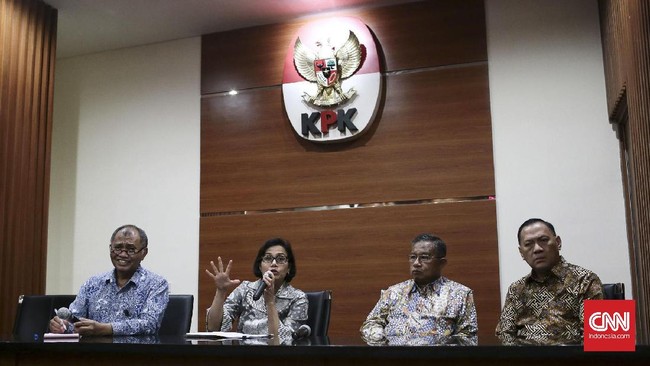 Nama mantan Wakil Ketua KPK Haryono Umar dan mantan Wakil Kepala PPATK Agus Santoso berada di antara 30 nama yang lolos.
