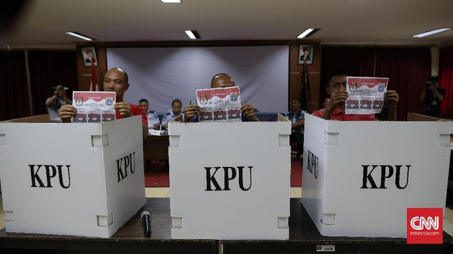 KPU DKI melarang pemilih membawa handphone dan alat kamera saat mencoblos dibilik suara. Pemilih dilarang memotret ataupun berfoto selfie.