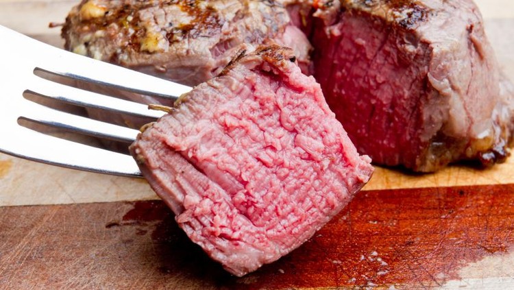 cairan merah pada daging steak