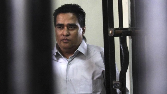 Polisi menjaga ketat persidangan kasus penipuan berkedok penggandaan uang dengan terdakwa Dimas Kanjeng Taat pribadi.