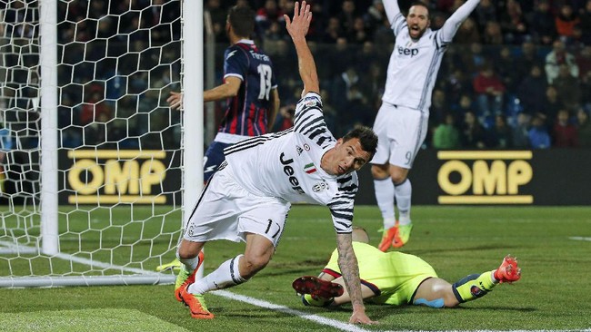 Juventus memperlebar jarak keunggulan di puncak klasemen Serie A setelah mengalahkan Crotone 2-0 di Stadion Ezio Scida, Rabu (8/2) malam waktu setempat.