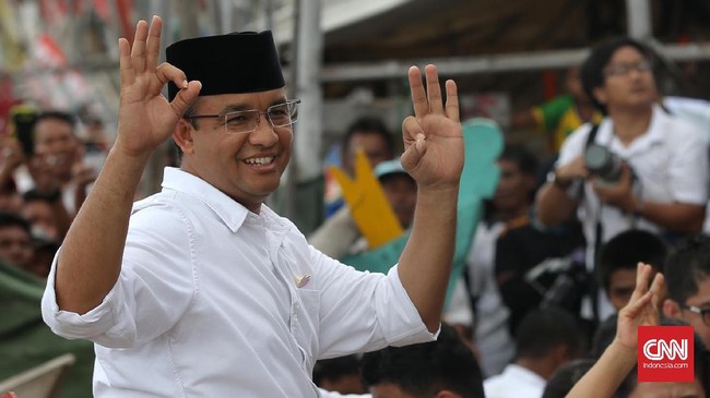 Viral potongan video di medsos memperlihatkan capres Anies Baswedan ditampar oleh seorang pria saat kampanye. Anies menoleh sambil tersenyum.