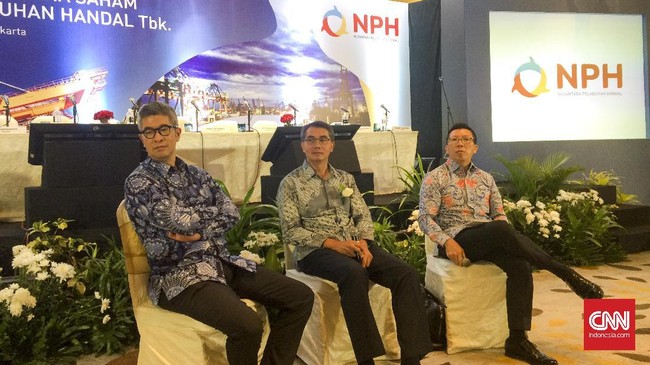 Nusantara Pelabuhan merupakan perusahaan yang mengoperasikan dan mengembangkan terminal peti kemas dan kargo.