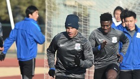 Debut Carlos Tevez di China Berbuah Derita