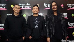 Lirik Lagu Tunggu Aku - Andra and the Backbone