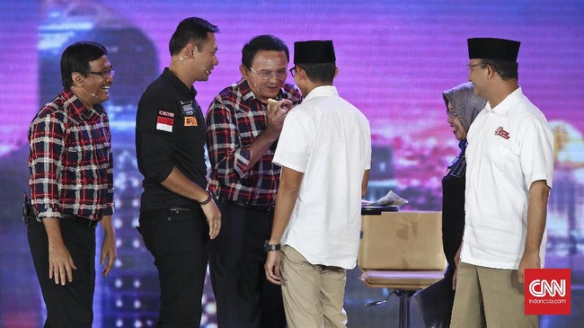 Ganjar Pranowo dan Ani Yudhoyono memberikan tanggapan mereka setelah menyaksikan debat final calon gubernur DKI Jakarta pada Jumat malam. 