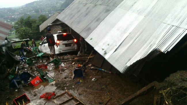 Sebanyak 11 unit kendaraan warga, mulai dari mobil, motor, dan sepeda tertimbun dalam bencana longsor di Kintamani, 9 Februari lalu.