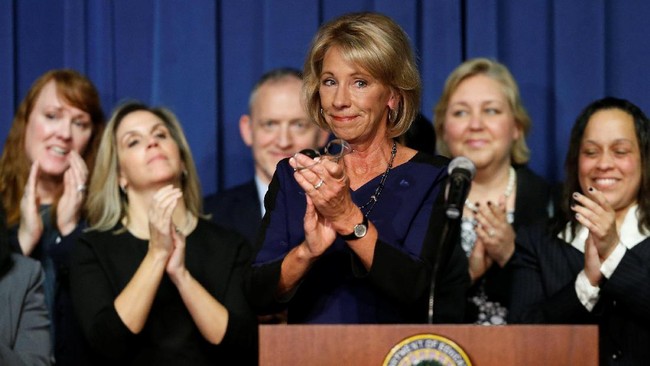 Konfirmasi pencalonan Betsy DeVos sebagai menteri pendidikan diduga dimuluskan dengan donasi jutaan dolar yang ia berikan kepada sejumlah anggota Senat AS.