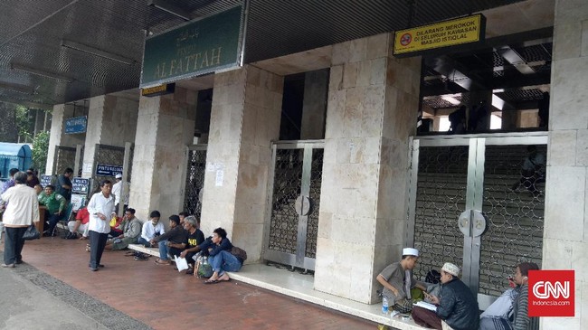 Selain Istiqlal, rombongan peserta aksi 112 dari luar kota juga menyebar di sejumlah masjid yang terletak antara lain di Menteng, Sunda Kelapa, dan Mangga Dua.