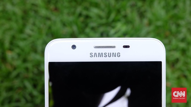 Penerbangan dari kota di India heboh lantaran ponsel Galaxy J7 seorang penumpang berasap saat pesawat tengah mengudara.