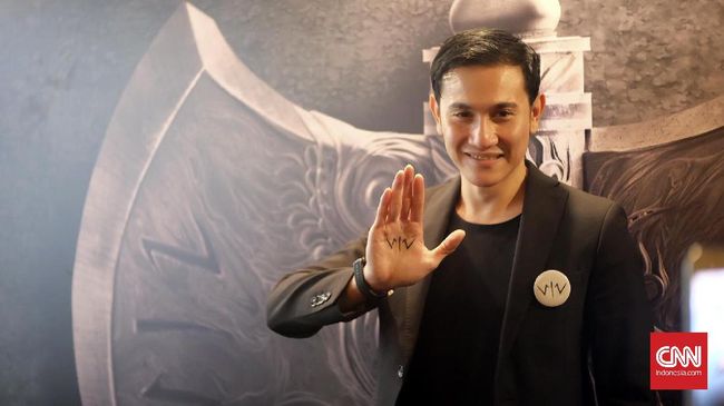 Vino Bastian paham betul risiko jadi 'Wiro Sableng', salah satunya cidera. Namun alih-alih karena aksi laga, ia justru cidera karena tersandung.