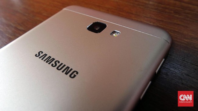 Samsung sudah memamerkan berbagai prototipe teknologi layar lengkung ini sejak bertahun-tahun lalu, namun entah kapan produk itu akan resmi meluncur.