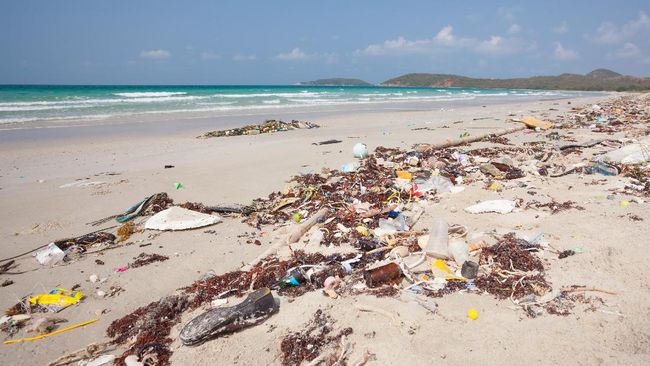 Gili Trawangan sebagai salah satu destinasi unggulan Nusa Tenggara Barat, kini terganjal oleh sampah dari wisatawan dan masyarakat.