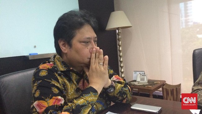 Menurut Airlangga pemerintah maupun pelaku industri otomotif harus bisa menyiasati untuk bisa meningkatkan penjualan mobil listrik dalam negeri.