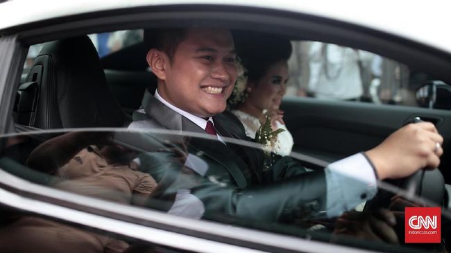Peserta aksi 112 mengawal pasangan pengantin yang akan menggelar pernikahan di Gereja Katedral sehingga mereka tidak terlambat menikah.