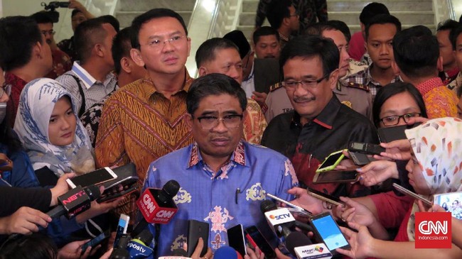 Sebelum menghadiri sidang lanjutan kasus dugaan penistaan agama, Ahok menyempatkan diri untuk mampir dan menyapa warga di Gedung Balai Kota.