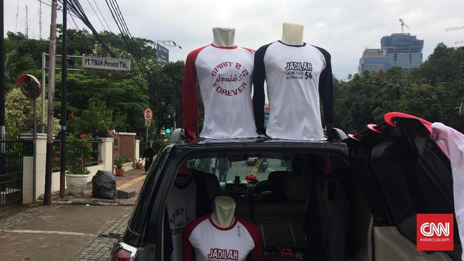 Aksi Anti ahok yang rencananya digelar hari ini membawa berkah untuk pedagang kaos dan pernak-pernik bertema aksi Bela Islam di Masjid Istiqlal, Jakarta
