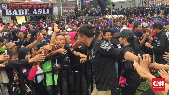 Limpahan dukungan dari pendukung AHY membuat elektabilitas Anies-Sandiaga meningkat 6,3 persen, unggul dari elektabilitas Ahok-Djarot.