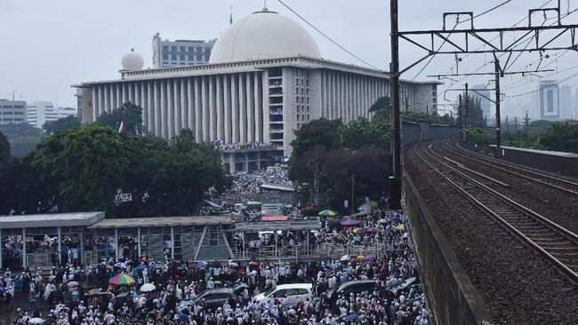 Setelah berkumpul di Istiqlal, massa akan melakukan long march yang berakhir di Istana Kepresidenan. Mereka ingin berdialog dengan Jokowi.